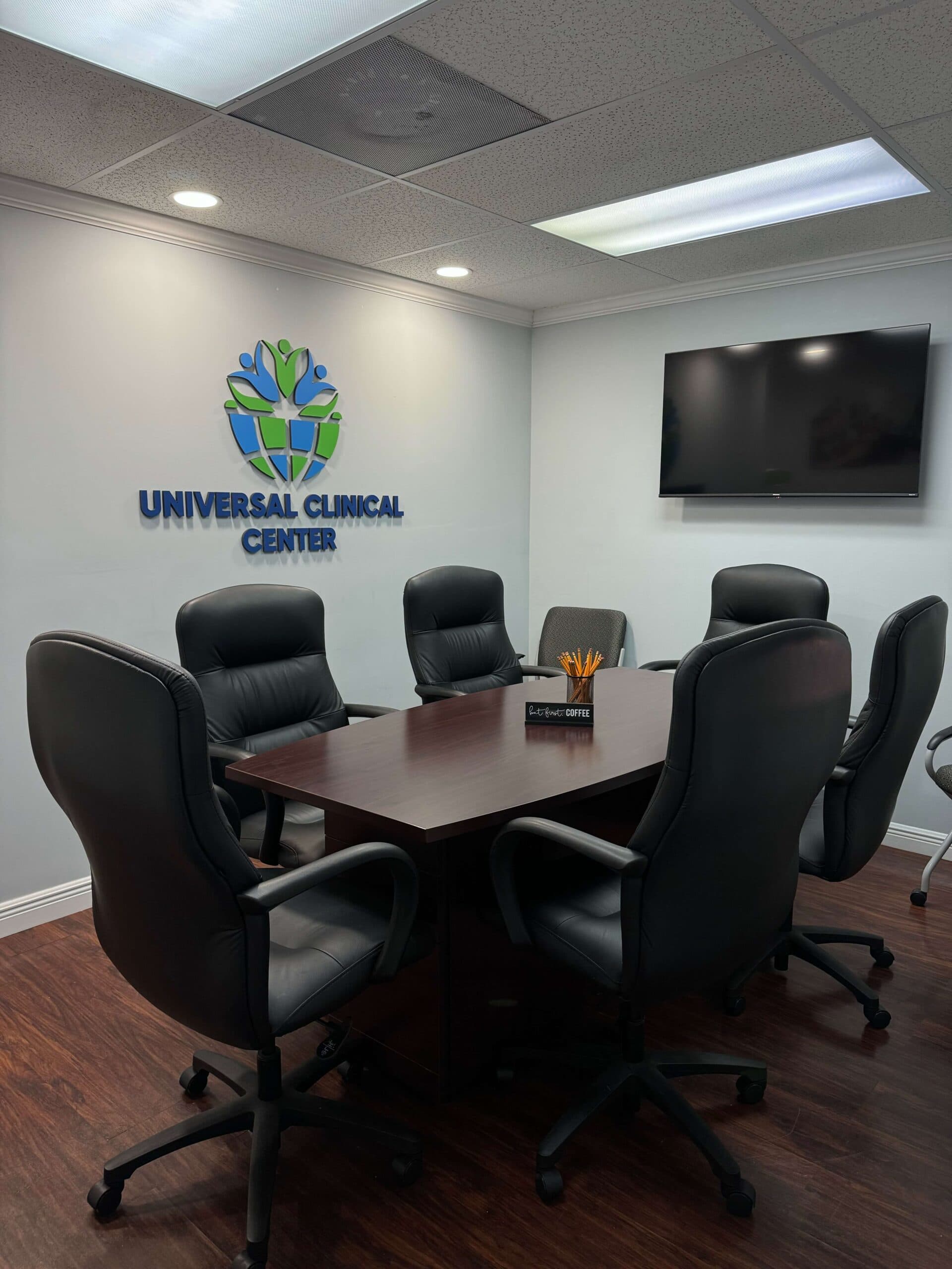 Equipo clínico compasivo en Universal Clinical Center — Miami, FL