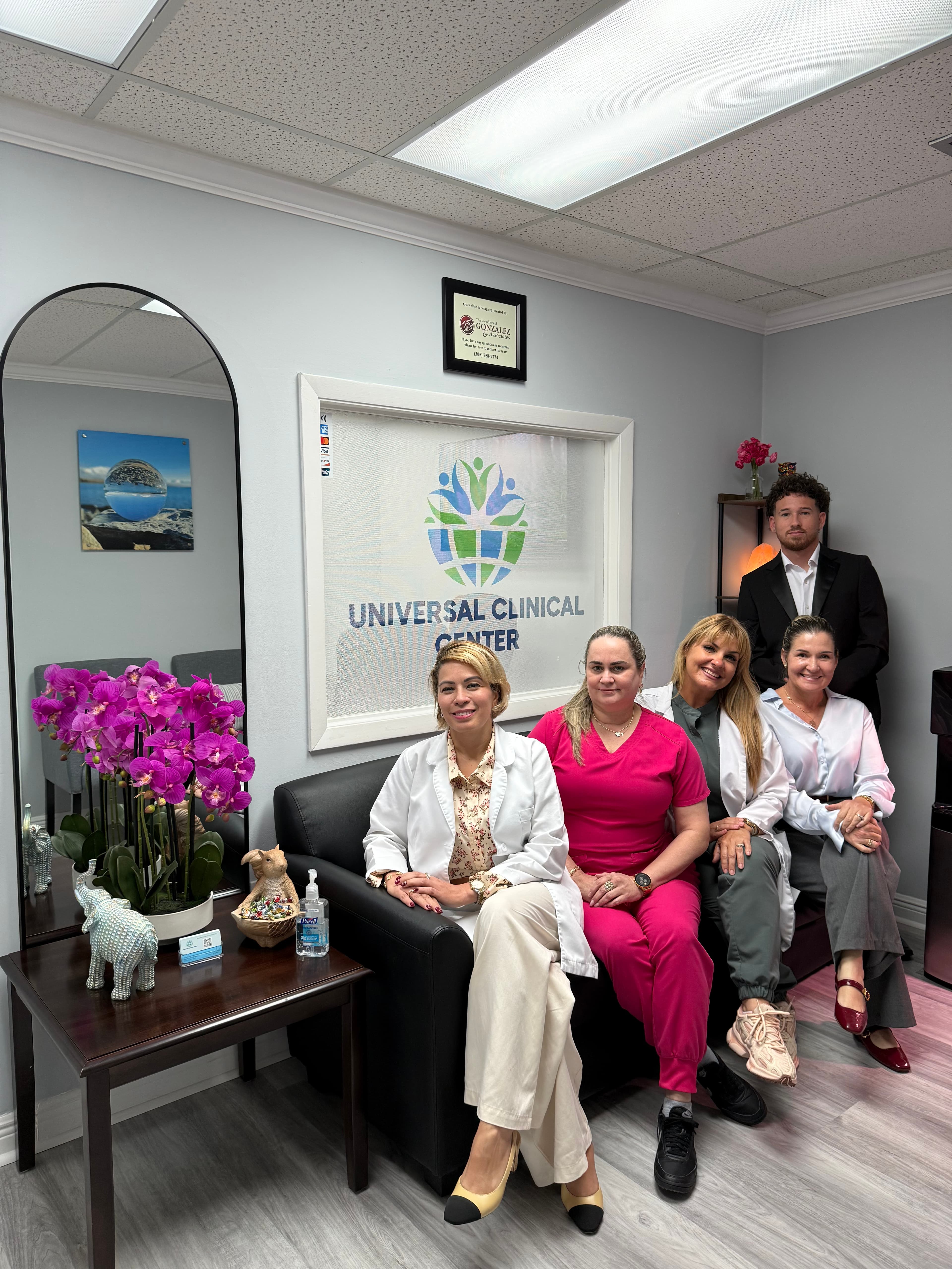 Consejeros con licencia y especialistas en terapia física colaborando en Universal Clinical Center — Miami, FL